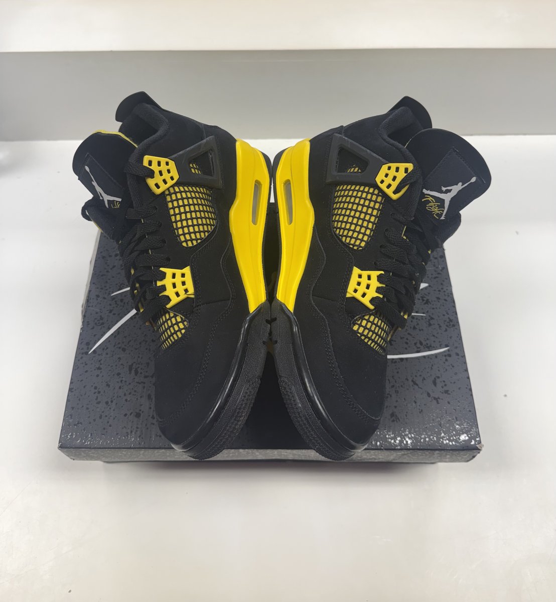 Jordan 4 Thunder Pre-owned Size 9