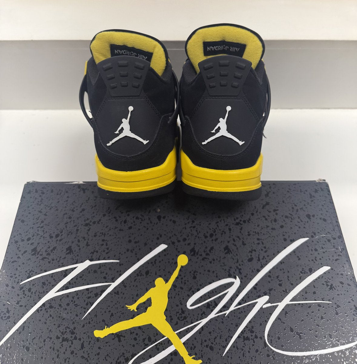 Jordan 4 Thunder Pre-owned Size 9