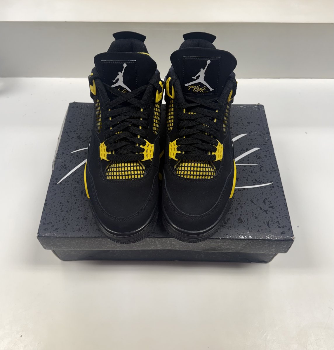 Jordan 4 Thunder Pre-owned Size 9